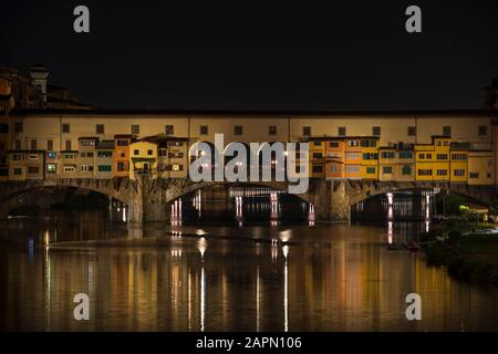 Die Ponte Vecchio (Alte Brücke) in Florenz, Italien. Stockfoto