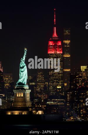 New York, USA. Januar 2020. Die Spitze des Wahrzeichen Empire State Building ist rot beleuchtet für den chinesischen Lunar New Year in New York, den Vereinigten Staaten, 23. Januar 2020. Das Empire State Building wurde am Donnerstagabend in roter Farbe angezündet, um das chinesische Lunar-Neujahr von Rat zu feiern, das am 25. Januar dieses Jahres fällt. Credit: Wang Ying/Xinhua/Alamy Live News Stockfoto