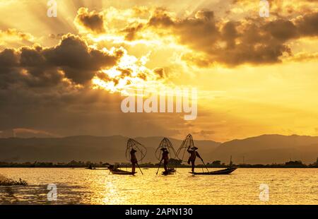 Intha-Fischer arbeiten am Morgen. Lage von Inle Lake, Myanmar. Stockfoto