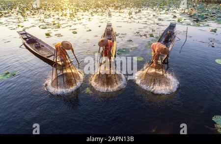 Intha-Fischer arbeiten am Morgen. Lage von Inle Lake, Myanmar. Stockfoto