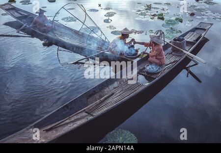 Intha-Fischer arbeiten am Morgen. Lage von Inle Lake, Myanmar. Stockfoto