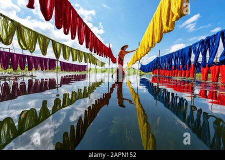 Handgefertigte, bunte lotus-stoffe aus lotosfasern im Inle Lake, Shan State in Myanmar. Diese handgefertigten Lotus Fabrics von Inle werden mit nat hergestellt Stockfoto