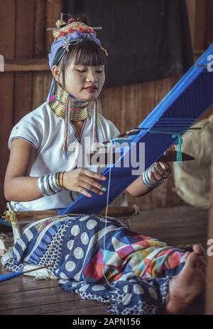 Shan-Staat; Myanmar - 23. September 2019: Langhalsige Karen. Die Giraffen Frauen Stockfoto