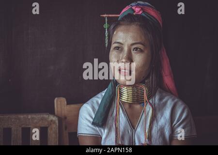 Shan-Staat; Myanmar - 23. September 2019: Langhalsige Karen. Die Giraffen Frauen Stockfoto