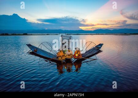 Intha-Fischer arbeiten am Morgen. Lage von Inle Lake, Myanmar. Stockfoto