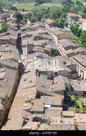 Dächer von San Gimignano, Italien, wie aus dem berühmten Torre Grossa gesehen. Porta San Giovanni ist im Hintergrund. Stockfoto