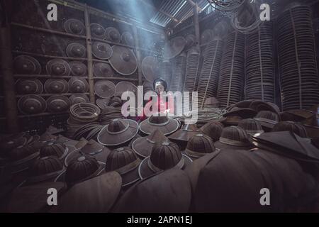 Asiatischer Handwerker, der den traditionellen Hut im alten traditionellen Haus in Inle Lake Village, Shan State, Myanmar, traditionelles Künstlerkonzept macht Stockfoto