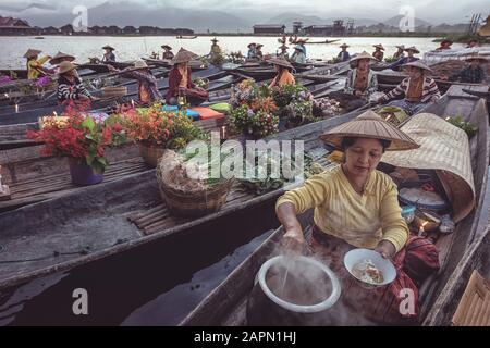 Shan-Staat; Myanmar - 22. September 2019: Schwimmender Markt am Morgen am Inle Lake, Shan-Staat, Myanmar Stockfoto