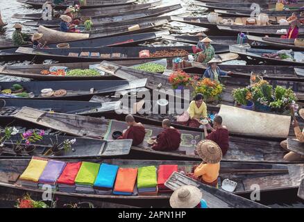 Shan-Staat; Myanmar - 22. September 2019: Schwimmender Markt am Morgen am Inle Lake, Shan-Staat, Myanmar Stockfoto