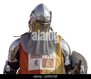 Spanischer mittelalterlicher Ritter mit einem Helm und einem Schild isoliert Auf weißem Hintergrund Stockfoto