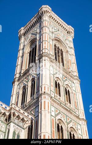 Der berühmte campanile von Giotto di Bondone ist Teil des Gebäudekomplexes, aus dem sich die Kathedrale von Florenz auf der Piazza del Duomo befindet. Stockfoto