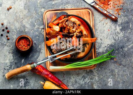 Köstliches, gedämpftes Schweinefleisch oder Knöchel mit Gemüse. Deutsche Küche Stockfoto