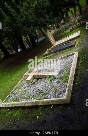 Die Arkwright Gräber auf dem Friedhof der St Mary's Kirche (erbaut von der Arkwright Familie) neben den Mühlen bei Cromford, Peak District, England. Stockfoto