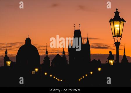 Silhouetten von Türmen und Turmspitzen bei Sonnenaufgang in Prag, Republik Czeck Stockfoto