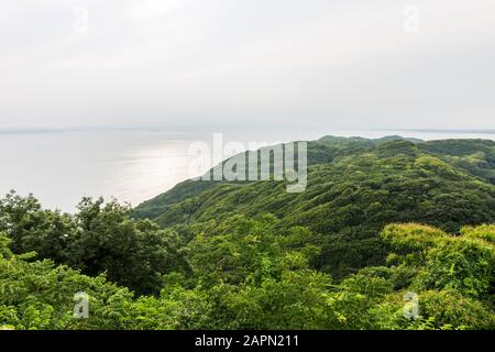 Futtsu, Japan. Das Gelände und der Park der Tokioter Bucht Kannon (Tokyo Wan Kannon), eine 56 m hohe Statue, die Guanyin, die buddhistische Gottheit der Barmherzigkeit, darstellt Stockfoto