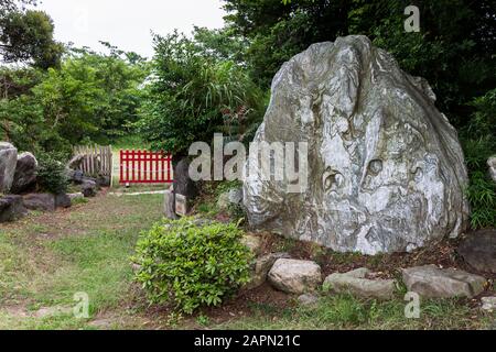 Futtsu, Japan. Das Gelände und der Park der Tokioter Bucht Kannon (Tokyo Wan Kannon), eine 56 m hohe Statue, die Guanyin, die buddhistische Gottheit der Barmherzigkeit, darstellt Stockfoto