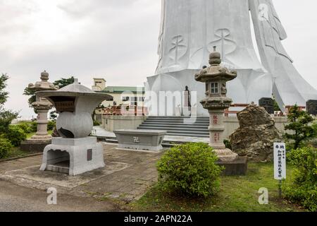 Futtsu, Japan. Das Gelände und der Park der Tokioter Bucht Kannon (Tokyo Wan Kannon), eine 56 m hohe Statue, die Guanyin, die buddhistische Gottheit der Barmherzigkeit, darstellt Stockfoto