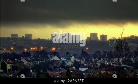 Glasgow, Schottland, Großbritannien, 24. Januar 2020: Großbritannien Wetter: Bewölkt Start sah graue Wolken und Regen über dem Westende der Stadt, wobei die Morgensonne buchstäblich bei einem Sonnenaufgang oder Sonnenauge durchbrach. Gerard Ferry/Alamy Live News Stockfoto