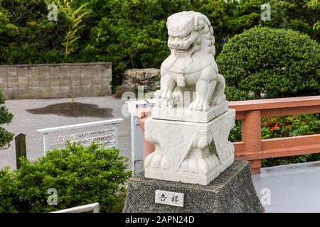 Futtsu, Japan. Das Gelände und der Park der Tokioter Bucht Kannon (Tokyo Wan Kannon), eine 56 m hohe Statue, die Guanyin, die buddhistische Gottheit der Barmherzigkeit, darstellt Stockfoto