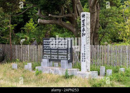 Futtsu, Japan. Das Gelände und der Park der Tokioter Bucht Kannon (Tokyo Wan Kannon), eine 56 m hohe Statue, die Guanyin, die buddhistische Gottheit der Barmherzigkeit, darstellt Stockfoto