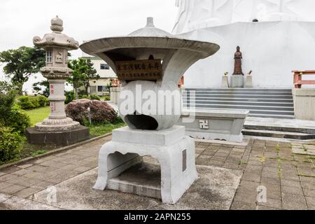 Futtsu, Japan. Das Gelände und der Park der Tokioter Bucht Kannon (Tokyo Wan Kannon), eine 56 m hohe Statue, die Guanyin, die buddhistische Gottheit der Barmherzigkeit, darstellt Stockfoto