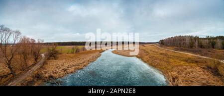 Luftpanorama mit Blick auf die Landschaft und den Bach. Panorama. Natürliche Landschaft. Frühfrühling Stockfoto