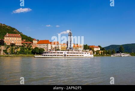 Ausflugsboot auf der Donau vor der Barockkirche des Klosters Duernstein, Duernstein, Wachau, Oberösterreich Stockfoto