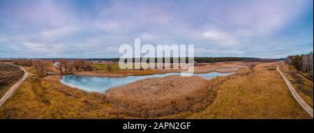 Luftpanorama mit Blick auf die Landschaft und den Bach. Panorama. Natürliche Landschaft. Frühfrühling Stockfoto