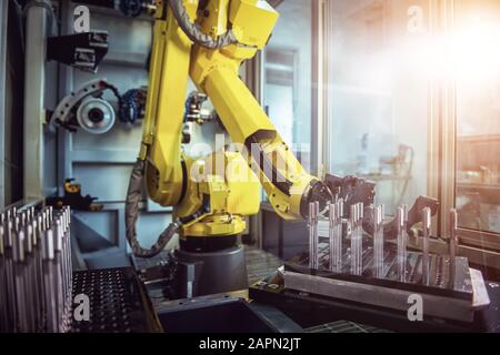 Roboterarm Produktionslinien moderner industrieller Technologie. Automatisierte Fertigungszelle. Stockfoto