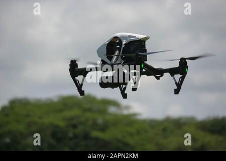 San SALVADOR, EL SALVADOR - 13. Januar 2020: Ein dji inspiriert 1 Drohne, die über einigen Bäumen fliegt Stockfoto