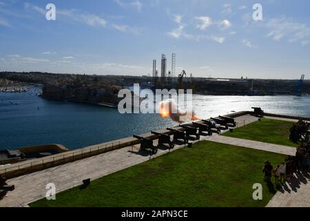 Valletta Saluierende Batterie feuert mittags Stockfoto