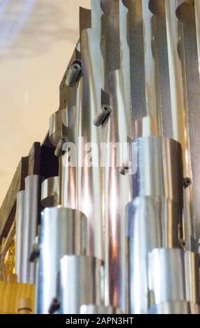 Teil der Kirche Orgel mit vielen Luftleitungen aus Metall Stockfoto