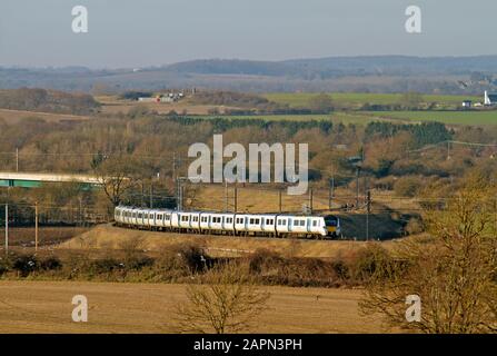 Eine elektrische Einheit der Thameslink-Klasse 700 Desiro City Nummer 700044, die den Hitchin Flyover in der Nähe von Letchworth überquert. Stockfoto