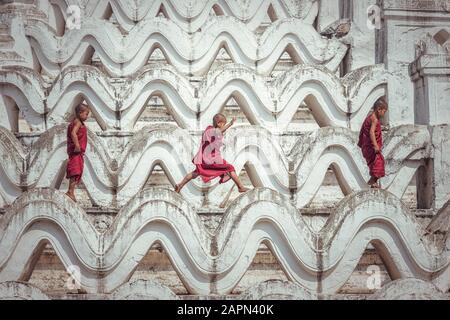 Buddhistischer Novizenmönch spazieren in Pagode, Myanmar Stockfoto