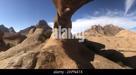 Weitaufnahme der Namibia Spitzkoppe Brücke unter blauem Himmel wolkiger Himmel Stockfoto