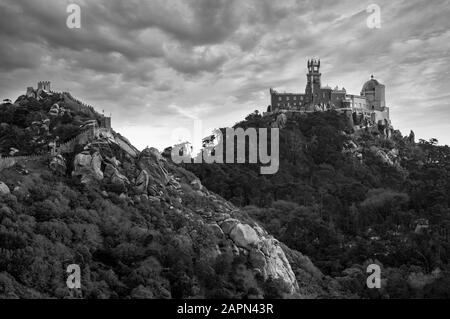 Graustufenaufnahme eines oben gelegenen Burggebäudes Des Berges Stockfoto