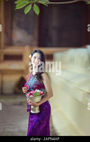 Schönes Mädchen aus Laos in Kostüm, asiatische Frau mit traditioneller Laos-Kultur, Vintage-Stil, traditionelle Suite Stockfoto