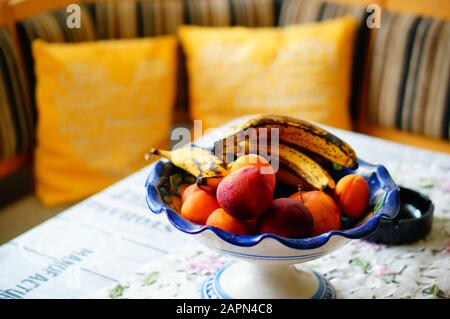 Fruchtvase mit verschiedenen Früchten darauf Stockfoto