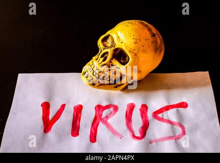 Overhead-Aufnahme des Wortes 'VIRUS' auf einem Stück geschrieben Des Whitepapers Stockfoto