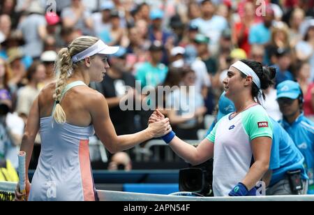 Melbourne, Australien. Januar 2020. Caroline Wozniacki (L) aus Dänemark begrüßt Jabeur aus Tunisien nach ihrem dritten Vorrundenspiel im Dameneinzel beim Tennisturnier der Australian Open 2020 in Melbourne, Australien, 24. Januar 2020. Kredit: Bai Xuefei/Xinhua/Alamy Live News Stockfoto