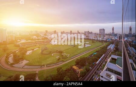 Blick auf das grüne Stadionfeld des Pferderenners im Bangkok Sports Club. Stockfoto