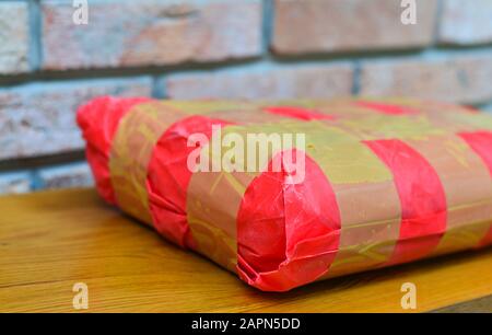 Lieferung an die Tür, E-Commerce-Käufe auf Holzboden. Stockfoto