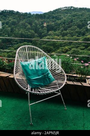 Entspannender Stuhl im Café im Freien in Dalat Highland, Vietnam. Stockfoto