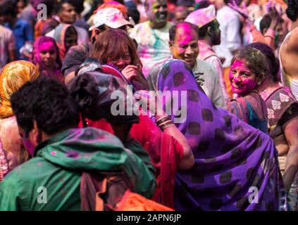 Mathura, INDIEN - Februar 25.2018: Der Mensch nimmt selfie und hat während des traditionellen Holi-Festivals Spaß in den Farben Stockfoto