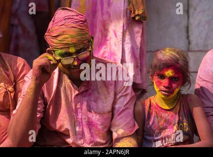 Mathura, INDIEN - Februar 25.2018: Indische Hindu-Enthüllungen schmierten während der Holi-Festfeier in Mathura, Indien mit Farbtanz Stockfoto
