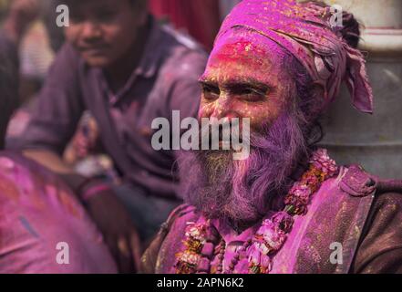 Mathura, INDIEN - Februar 25.2018: Indische Hindu-Enthüllungen schmierten während der Holi-Festfeier in Mathura, Indien mit Farbtanz Stockfoto