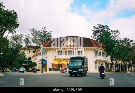 Dalat, Vietnam - 26. Oktober 2019. Straße in Dalat, Vietnam. Da Lat wurde Anfang der 1900er Jahre von den Franzosen als Erholungsort entwickelt. Stockfoto