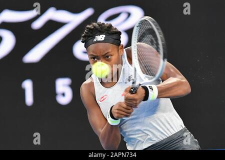 Melbourne, Australien. Januar 2020. Coco GAUFF (USA) im Einsatz gegen den 3. Seed NAOMI OSAKA (JPN) in Der Rod Laver Arena in einem 3. Spiel Im Dameneinzel am 5. Tag der Australian Open 2020 in Melbourne, Australien. Sydney Low/Cal Sport Media. GAUFF gewann 63 64. Kredit: CSM/Alamy Live News Stockfoto