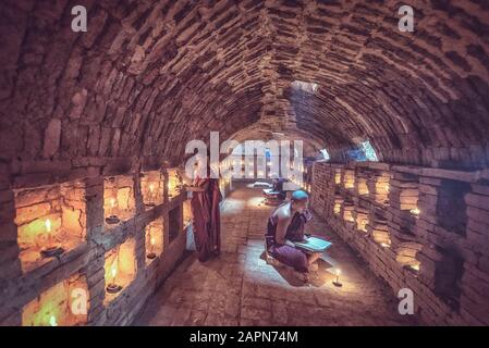 Anfänger Mönch lesen Buch, in Kloster, Bagan, Myanmar Stockfoto