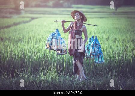 Porträt der thailändischen jungen Frau Farmer, Thailand Landschaft Stockfoto